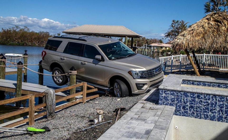 Una todoterreno Ford Expedition varado en un dique detrás de una casa en Lagoon Road en Fort Myers Beach el miércoles 26 de octubre de 2022.  Pedro Portal pportal@miamiherald.com
