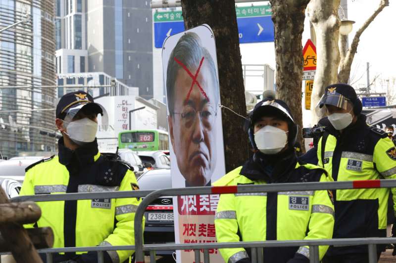 朴槿惠的支持者在大法院外舉牌抗議司法不公，甚至將現任總統文在寅的肖像畫上一個大叉叉。（美聯社）