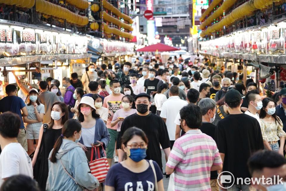 醫師提醒民眾，施打完疫苗後仍不能放鬆防疫（圖為基隆廟口夜市）。   圖：張良一/攝