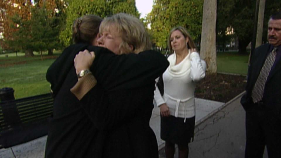 Wendy Ward travelled to Sacramento to meet Debbie and Christie's family for the first time.   / Credit: CBS News