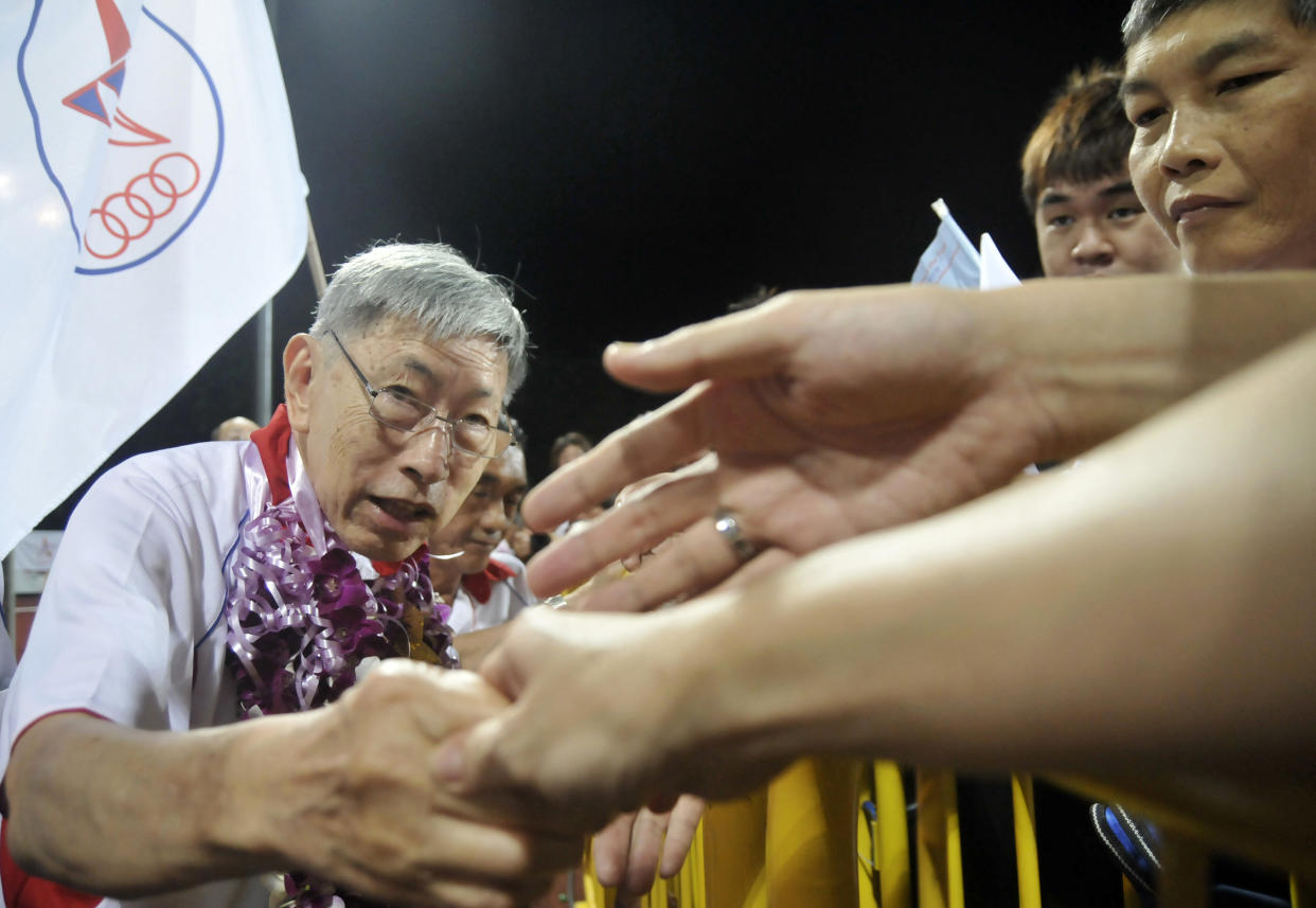 Chiam See Tong (L), secretary-general of the opposition Singapore People's Party (SPP), shakes hands with supporters after the final night of election rallies in Singapore May 5, 2011. Chiam is one of the only two elected opposition MPs. Singapore will hold a general election on Saturday.     REUTERS/Tan Shung Sin (SINGAPORE - Tags: POLITICS ELECTIONS)