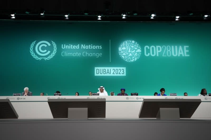 <cite>COP28於11月30日在杜拜開幕。圖央佩戴頭巾者為主席賈比爾（Sultan al-Jaber）。（美聯社）</cite>