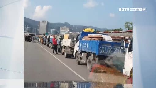 台北市撫遠街上，排了一整排等待進場傾倒「建築廢棄物」的貨車。