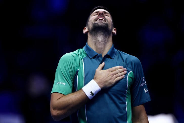 El serbio Novak Djokovic celebra después de ganar su partido de fase de grupo contra Holger Rune de Dinamarca, ATP Finals - Pala Alpitour, Turín, Italia
