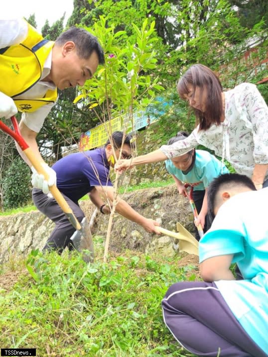 竹山鎮長陳東睦與大鞍社區民眾種植野牡丹，期待展現不同的山城風貌。(記者蔡榮宗攝)