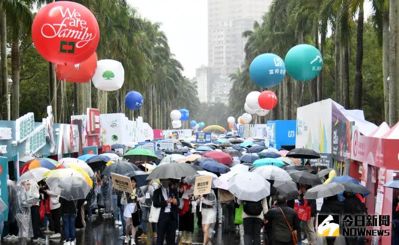 ▲台大校園徵才博覽會日前在有雨寒冷的天氣登場，但人潮、企業熱情不減。（圖／記者林調遜攝，2024.03.02）