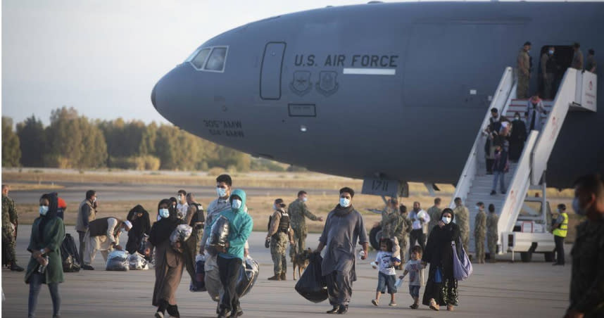 乘坐美國空軍飛機逃離阿富汗的難民。（圖／達志／美聯社）