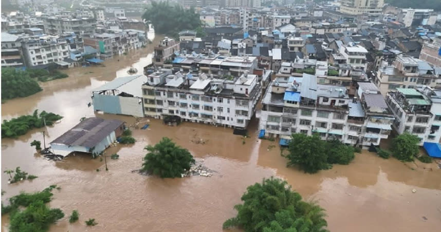 受強降水雲系影響，中國廣東省梅州16日出現大暴雨，多處發生山洪、山崩。（圖／微博）