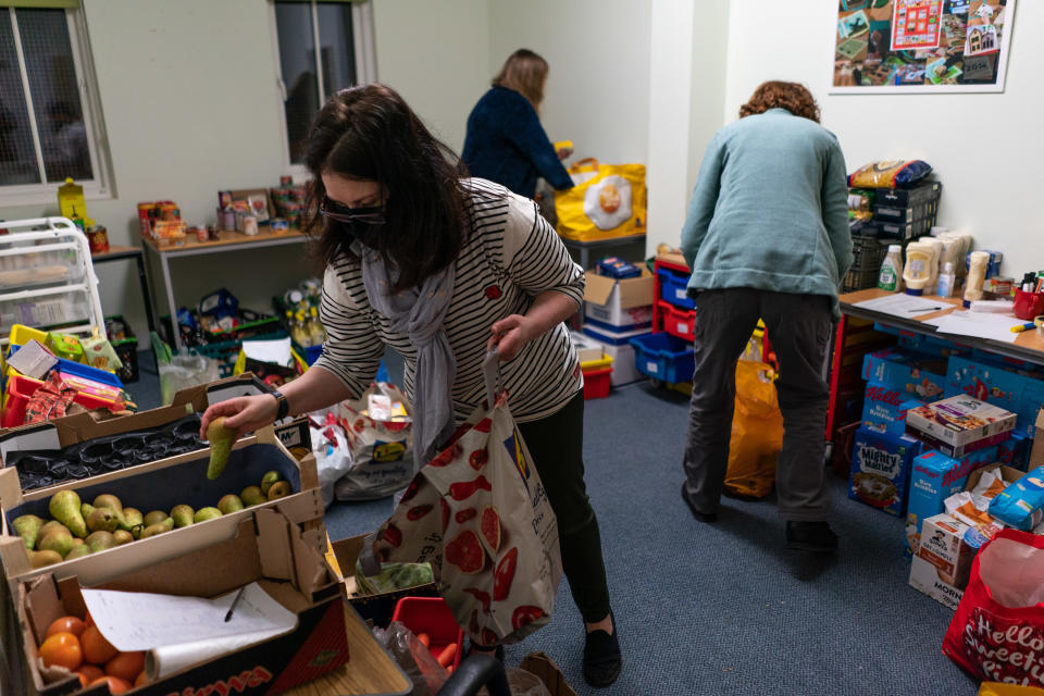 Edimburgo, Escocia - 21 de febrero: 22 de marzo de 2022 Se ve a los voluntarios empacando paquetes de alimentos en Edimburgo, Escocia.  Con el costo de vida en el Reino Unido disparándose, la inflación anual aumentó al 5,4 % desde el objetivo del Banco de Inglaterra del 2 % en diciembre, y el Food Bank Charity Trust's Trust estima que se entregan a los hogares más de 5100 paquetes de alimentos por día. .  A medida que continúa la crisis del costo de vida, cada minuto se entregan tres paquetes de alimentos de emergencia a familias necesitadas en el Reino Unido.  (Imagen de Peter Summers / Getty Images)