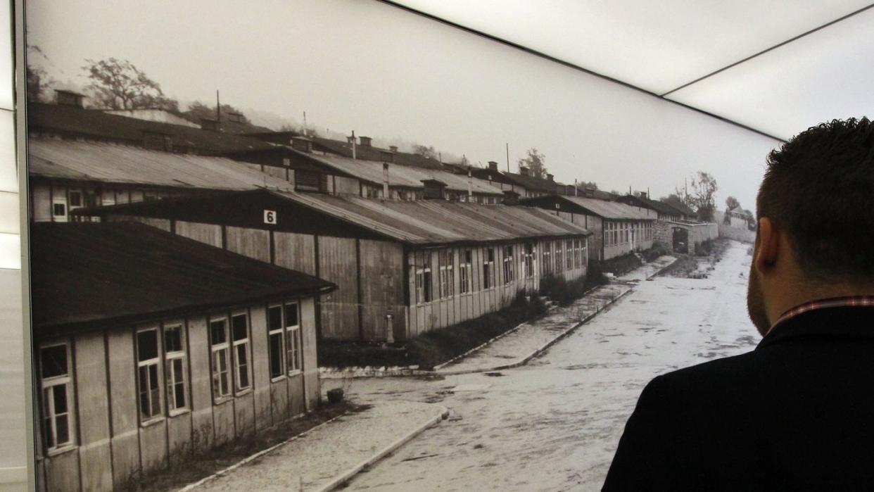 Besucher in der Gedenkstätte des ehemaligen Konzentrationslagers Mauthausen. Foto: Ronald Zak/AP