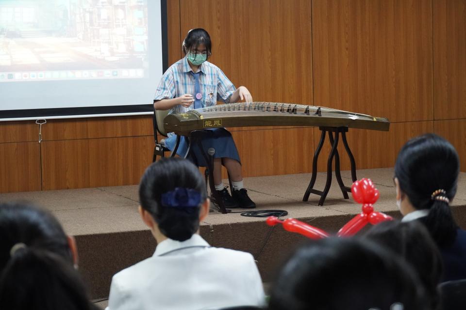 八華高中學生帶來琵琶表演。