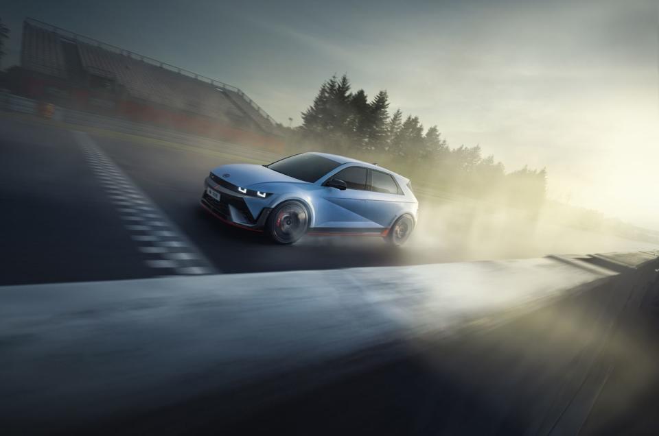 全新N Performance品牌首款高性能電動車IONIQ 5 N現身記者會並同步開啟預售接單。