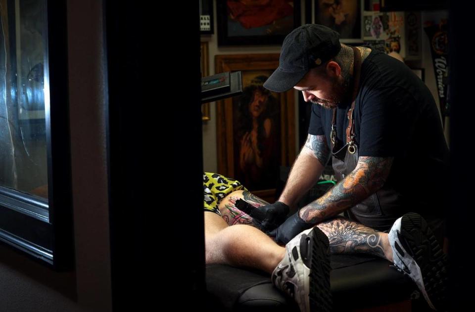 Scott Prather tatúa a Xander Fallek en su estudio privado de tatuajes en Fort Worth, el lunes 27 de marzo de 2023.