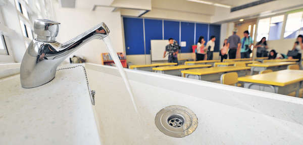 教育局設熱綫3698 4125，供學校查詢安裝濾水器問題。（資料圖片）