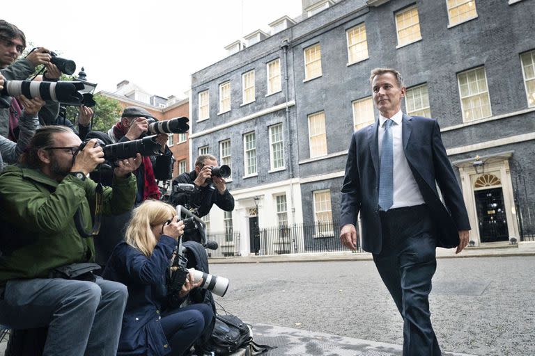 Jeremy Hunt abandona la residencia oficial de la primera ministra británica, en el 10 de Downing Street, en Londres, tras ser nombrado ministro de Finanzas tras la salida de Kwasi Kwarteng, el 14 de octubre de 2022. (Stefan Rousseau/PA via AP)