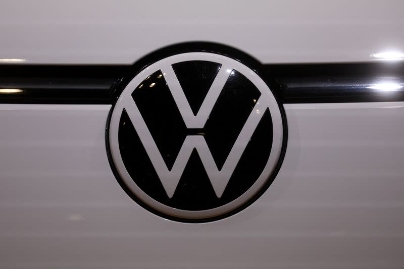 FOTO DE ARCHIVO: El logo de Volkswagen en el Salón Internacional del Automóvil de Nueva York 2022, en Manhattan, Nueva York, EEUU