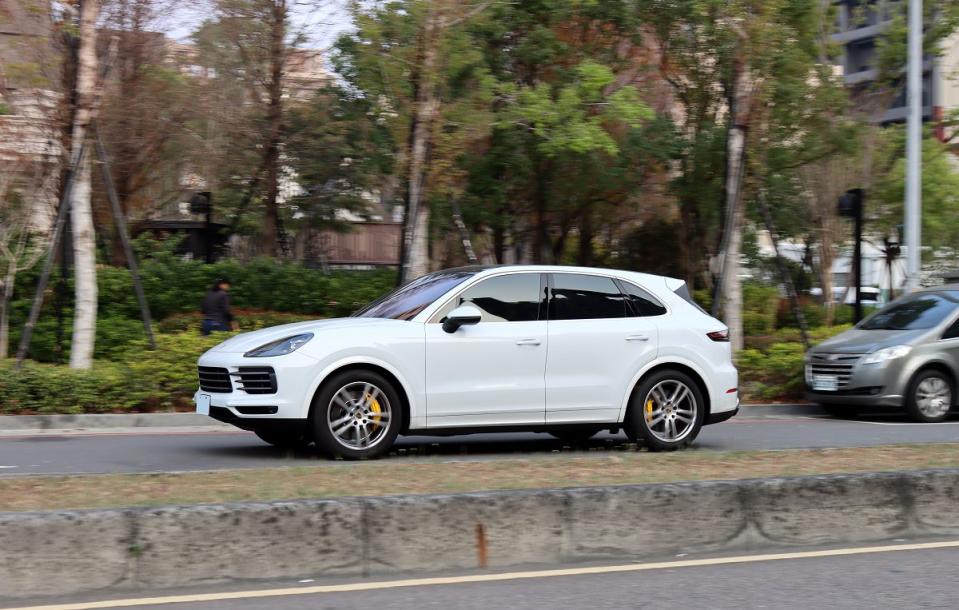 ILSTEIN_B6_Porsche_Cayenne_優路威_18.jpg