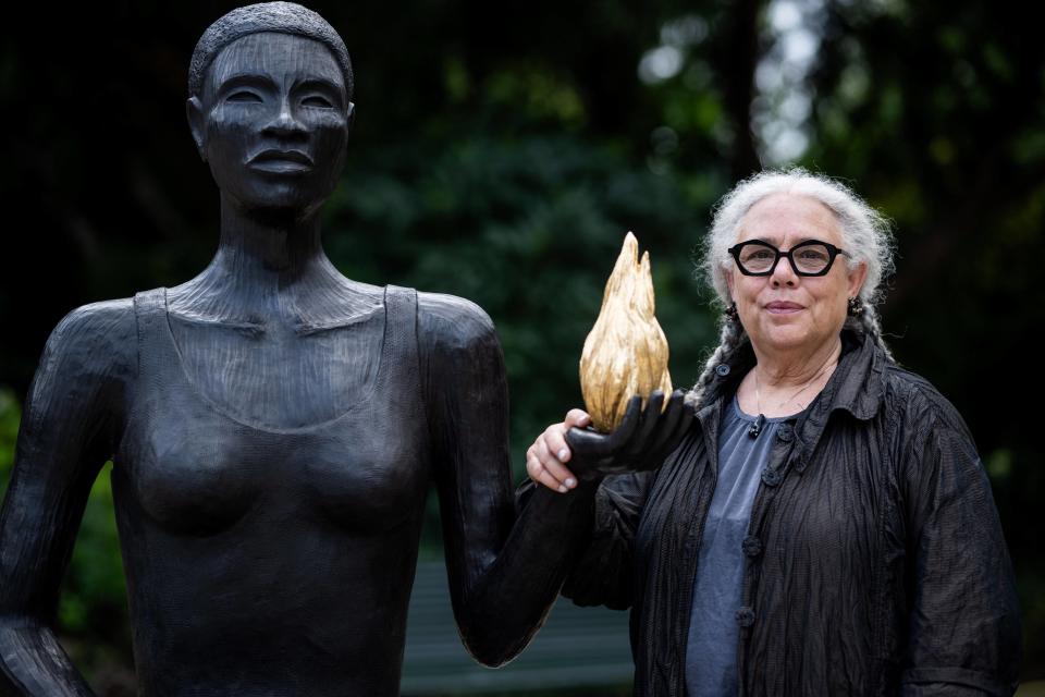 L’artiste américaine Alison Saar, ici posant à côté de sa sculpture à Paris, le 21 juin 2024.