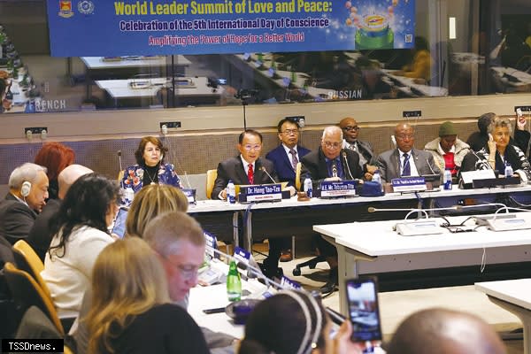 洪道子博士在紐約聯合國總部致詞，呼籲凝聚世人的和平願力。（美聯社照片）
