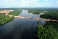 <b>Publikumspreis 2012: Vale</b><br><br>2012 ging der Publikumspreis an das brasilianische Bergbauunternehmen Vale, das sich am Bau des Belo-Monte-Staudamms im Amazonasgebiet beteiligte. Hier soll mit zwei Stauseen und einem Wasserkraftwerk elektrische Energie gewonnen werden, wofür nach offiziellen Angaben über 20.000 Menschen umsiedeln müssen. Die würden dafür allerdings nicht entschädigt und haben kein Mitspracherecht, prangerten die Organisatoren des Public Eye Awards an. (Bild: AFP)