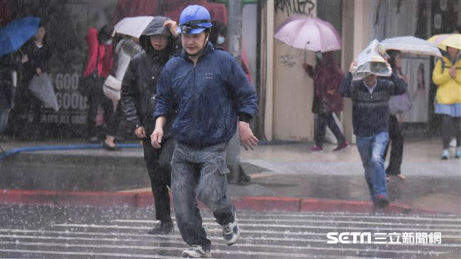 今日北部、東半部有局部短暫雨，中南部山區午後有局部短暫陣雨。（示意圖／資料照）