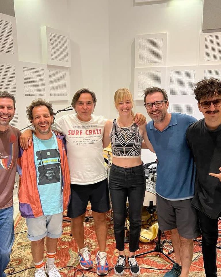 Kevin Johansen junto a su equipo (Foto: Instagram @kevinjohansenoficial)