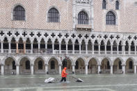 L'Amministrazione comunale di Venezia presenterà richiesta di stato di crisi alla Regione Veneto. Il sindaco Brugnaro: "Tutti i cittadini e le imprese raccolgano materiale utile a dimostrare i danni subiti con fotografie, video, documenti o altro nei prossimi giorni comunicheremo le modalità precise per la richiesta di contributo". Disposta intanto la chiusura delle scuole di Venezia e isole di ogni ordine e grado. (Photo by Stefano Mazzola/Awakening/Getty Images)