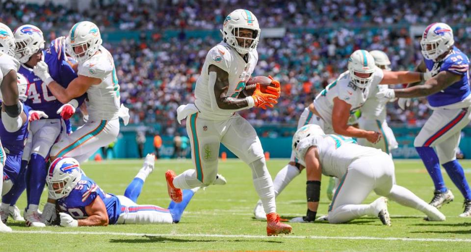 El running back de los Dolphins Chase Edmonds corre con el ovoide en el segundo cuarto del partido ante Buffalo Bills, celebrado el 25 de septiembre de 2022 en el Hard Rock Stadium de Miami Gardens, Florida.
