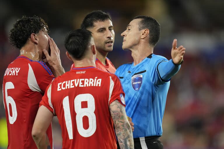 Wilmar Roldan en el centro de las críticas de los chilenos tras la eliminación de la Copa América. (AP Photo/John Raoux)