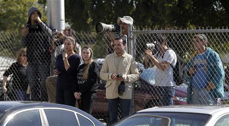 Onlookers and members of the media await the release of teen pop star Justin Bieber from a Miami-Dade County jail in Miami, Florida January 23, 2014. REUTERS/Andrew Innerarity