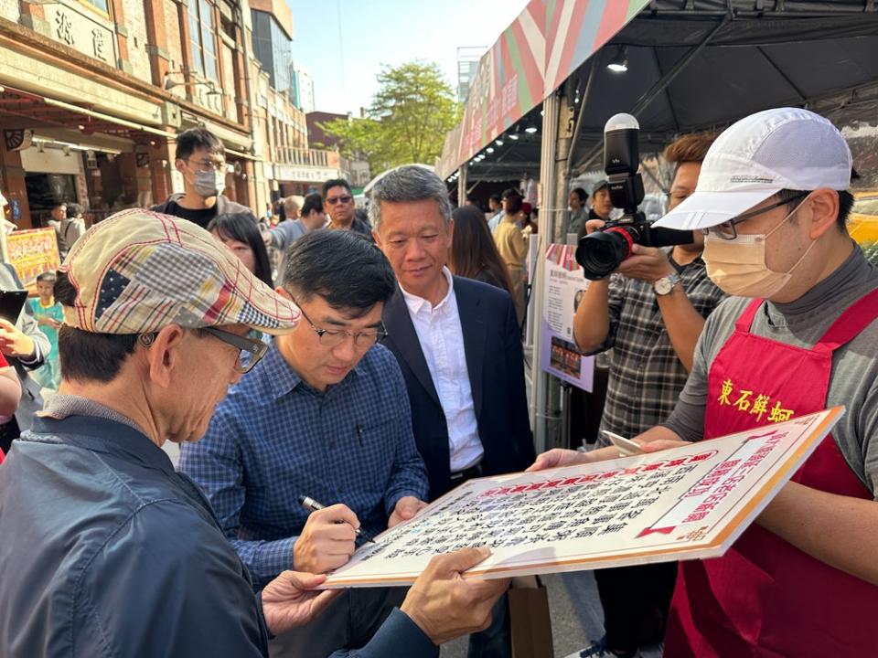 ▲臺北市商業處高振源處長與112年輔導店家東石鮮蚵互動。(圖/臺北市商業處提供)