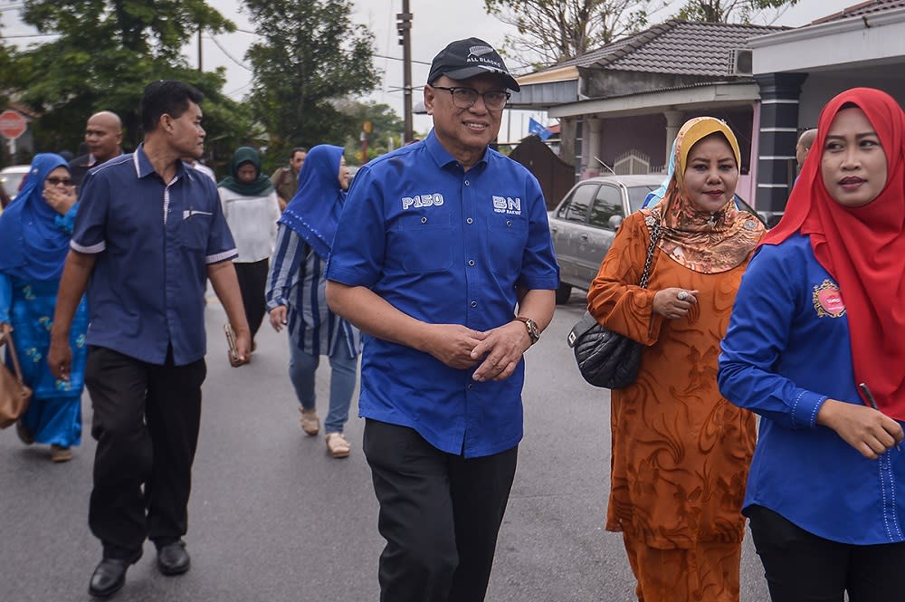 Datuk Mohd Puad Zarkashi (centre) on a walkabout in Taman Setia, Klang July 30, 2018. — Picture by Mukhriz Hazim