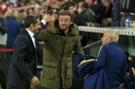 Football Soccer - Athletic Bilbao v Barcelona - Spain King's Cup- San Mames stadium, Bilbao, Spain - 20/01/16 Athletic Bilbao coach Ernesto Valverde (L) and Barcelona coach Luis Enrique greet each other before the match. REUTERS/Vincent West