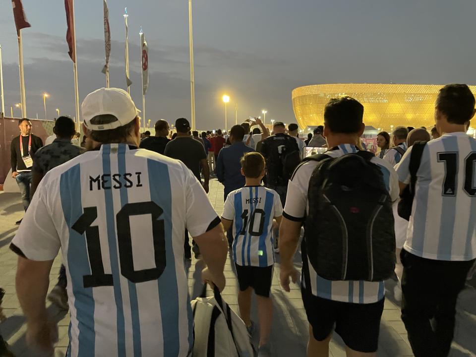 Des fans du monde entier sont venus au Qatar pour assister à l'éclat de l'Argentin Lionel Messi.  (Henry Bushnell/Yahoo Sports)