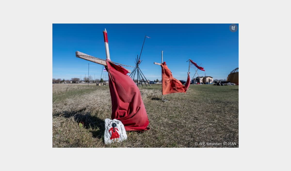 "Et si c'était votre fille ?" : au Canada, les femmes autochtones sont assassinées, mais qui s'en préoccupe au juste ? Robes rouges à la mémoire des femmes autochtones tuées près de la décharge de Prairie Green, à Winnipeg, au Manitoba, Canada, le 27 avril 2024 - AFP, Sebastien ST-JEAN