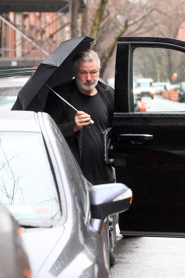 Vestido de negro y con paraguas en mano, Alec Baldwin fue capturado por los paparazzi mientras llegaba a su domicilio, en Nueva York. 
