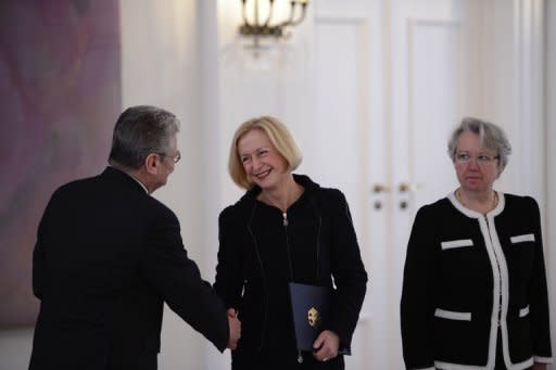 Bundespräsident Joachim Gauck hat Johanna Wanka zur neuen Bundesbildungsministerin ernannt. Die aus Sachsen stammende Wanka folgt auf Annette Schavan (beide CDU), die nach der Aberkennung ihres Doktortitels wegen Plagiatsvorwürfen am Samstag zurückgetreten war