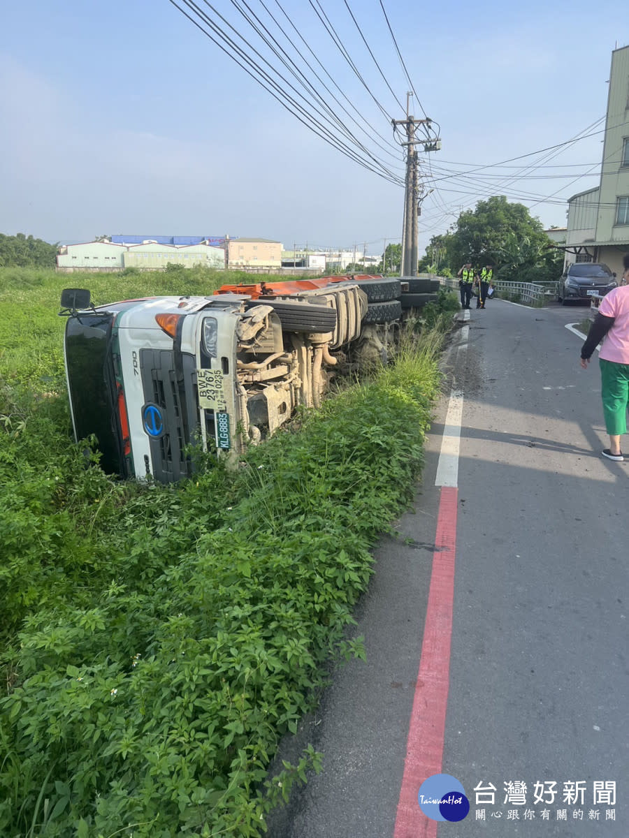 厚生路瓶頸路段不到3米寬，無法雙向會車，日前發生是大貨車翻覆事故。