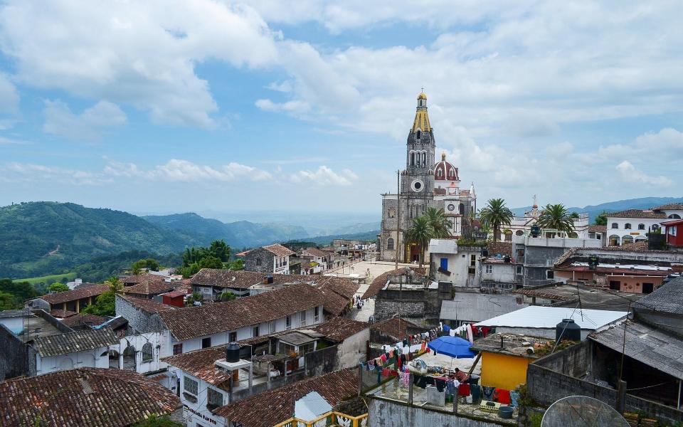 <p>El podio de los destinos recomendados por Airbnb para 2019 está el estado de Puebla. Ubicado al este de México, cuenta con una gran riqueza histórica, arquitectónica, cultural y gastronómica. (Foto: <a rel="nofollow noopener" href="http://pixabay.com/es/mexico-puebla-cuetzalan-pueblo-1474669/" target="_blank" data-ylk="slk:Pixabay;elm:context_link;itc:0;sec:content-canvas" class="link ">Pixabay</a> / CrismarPerez). </p>