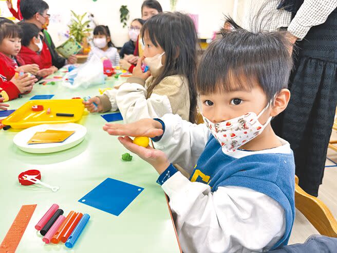 桃園市公立幼兒園及非營利幼兒園招生，2024年採2階段報名，且首度開放在學生的弟妹優先入園。（蔡依珍攝）