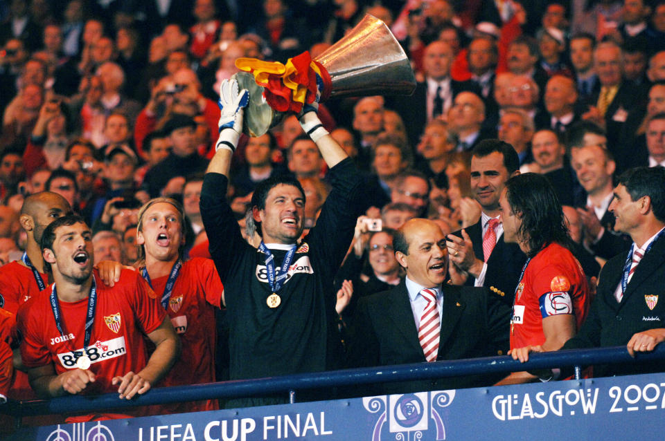 Andrés Palop con la segunda de las dos Copas de la UEFA que ganó con el Sevilla. (Foto: Etsuo Hara / Getty Images).