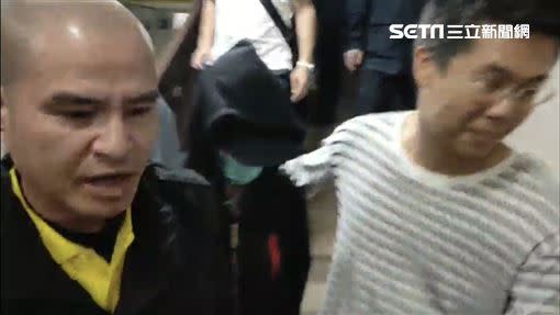 陳姓女警（黑帽者）在同事的護送下離開台北地檢署。（圖／記者楊佩琪攝）