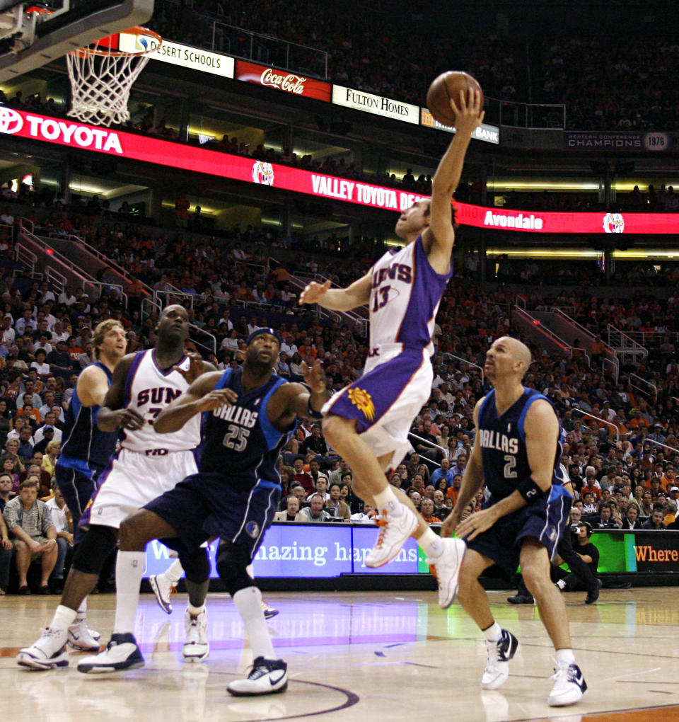 El interés por el ambiente de la estrella del baloncesto de los Phoenex Suns, Steve Nash, lo impulso a colaborar con la marca Nike para fabricar zapatillas de alto rendimiento con materiales reciclados (REUTERS/Jeff Topping)Phoenix Suns' Steve Nash drives to the basket while being guarded by Dallas Mavericks' Erick Dampier (25) and Jason Kidd (2) with Dirk Nowitzki (far left) and Suns' Shaquille O'Neal (in white) covering during the first period of NBA basketball action in Phoenix, Arizona, April 6, 2008. REUTERS/Jeff Topping (UNITED STATES)