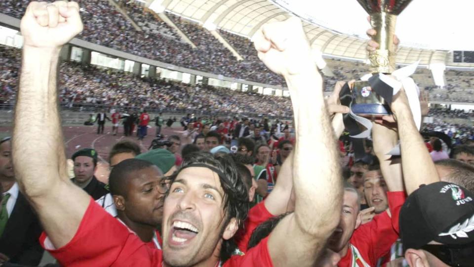 Buffon e la Juventus festeggiano per il ritorno in Serie A | New Press/Getty Images