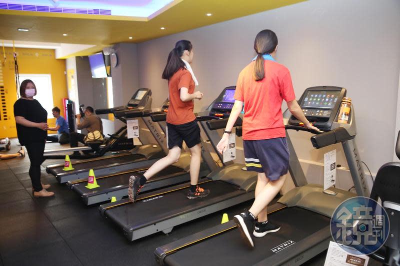 台灣昨確診的一名本土病例曾赴健身房，因此高雄市衛生局也緊急匡列131位接觸者；示意圖，非本次爆發確診病例之健身房。（本刊資料照）