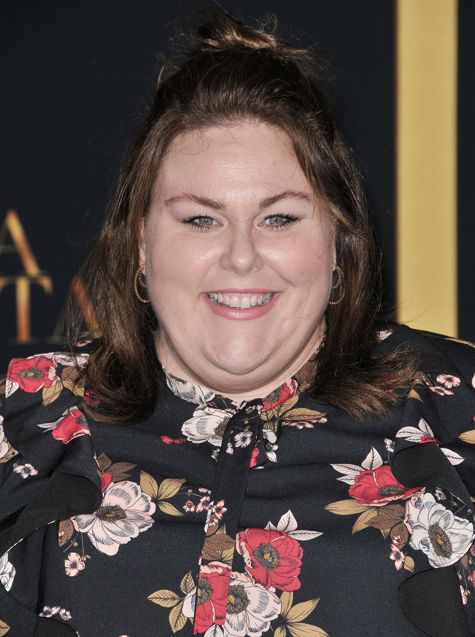 Die Haare zum halben Dutt gebunden, das Make-up zurückhaltend: Ein toller Kontrast zu Chrissy Metz’ auffälligem Kleid.