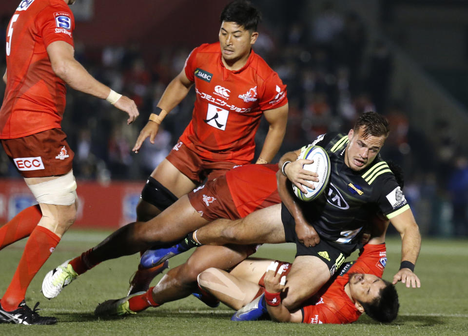 Hurricane's Wes Goosen, center, runs at the Sunwolves defense during the Super Rugby game between the Hurricanes and Sunwolves in Tokyo, Friday, April 19, 2019. (AP Photo/Shuji Kajiyama)