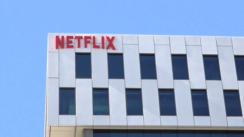 串流平台領導品牌Netflix 影音串流平台領導品牌Netflix今天宣布，自從去年打 擊共享密碼以來，今年前3個月增加930萬訂戶。圖為 Netflix位在洛杉磯的辦公室。 中央社記者林宏翰洛杉磯攝  113年4月19日 