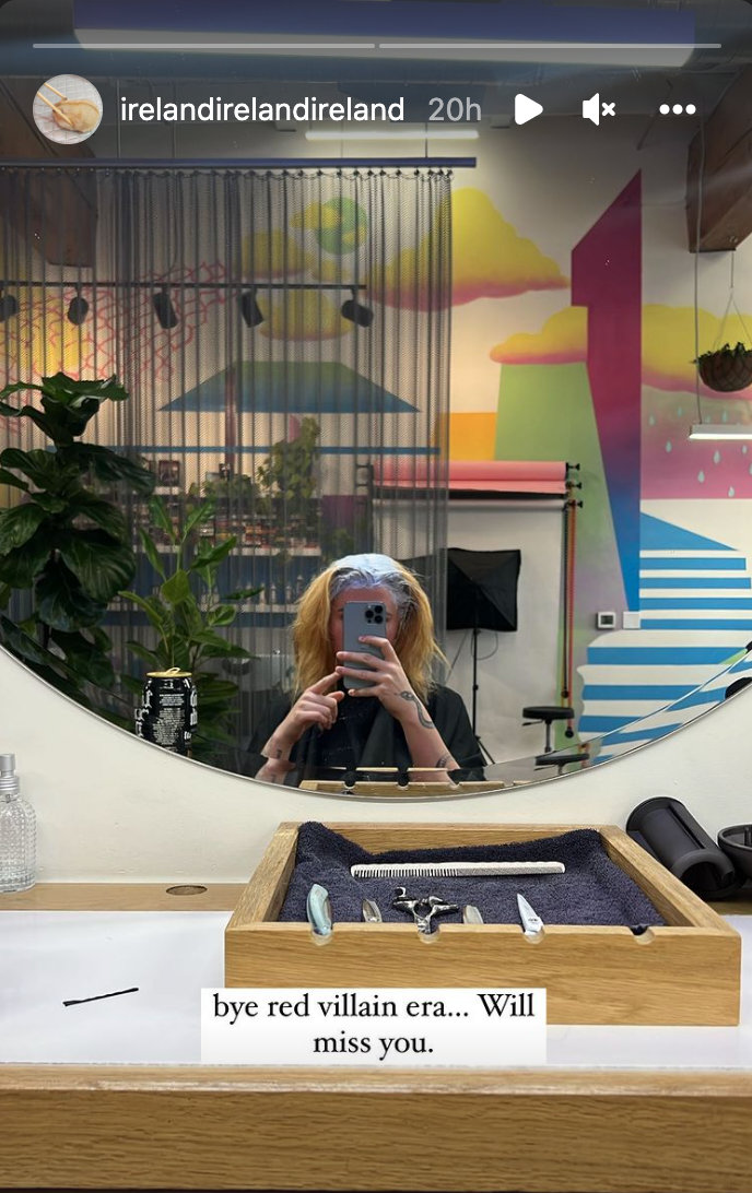 Ireland Baldwin snaps a selfie while getting her hair bleached and cut. (Screenshot: Instagram/Ireland Baldwin)