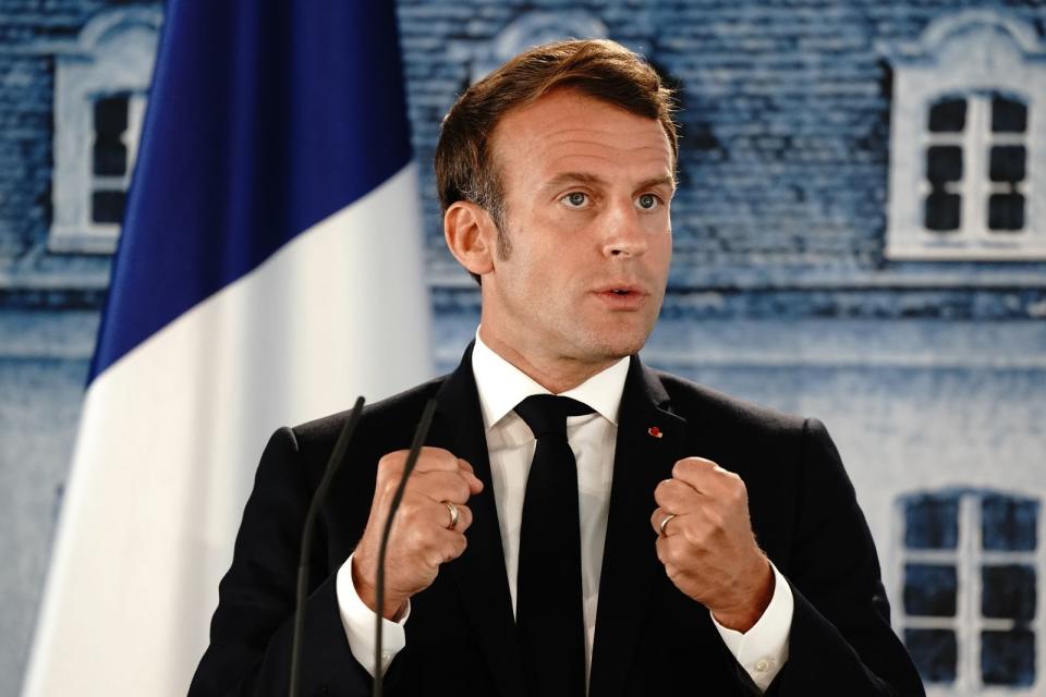 Ein weiteres Staatsoberhaupt, das nicht verschont blieb: Der französische Präsident Emmanuel Macron wurde Mitte Dezember positiv getestet und klagte in einem Video, dass er Symptome habe wie "Müdigkeit, Kopfschmerzen, trockener Husten. Wie Hunderttausende andere von euch auch." (Bild: Kay Nietfeld - Pool / Getty Images)